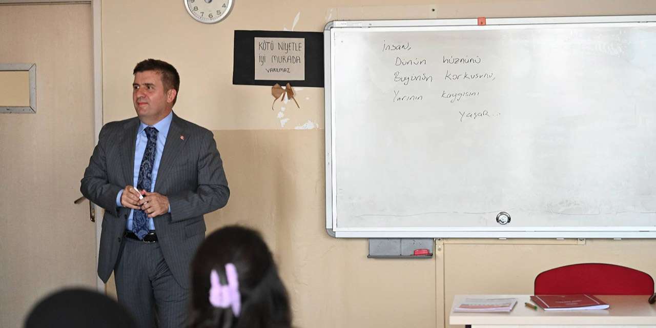 Vali Makas okul sıralarında: "Geleceğimiz gençlerimizin azminde saklı."