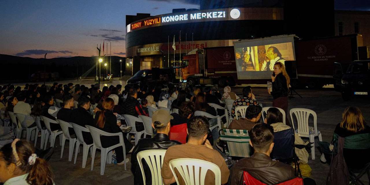 Kampüste nostalji rüzgarı: Gezen sinema tırı Kırıkkale’de
