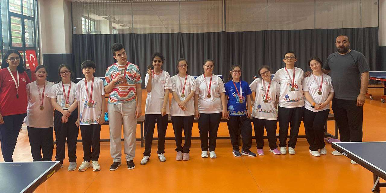Engel tanımayan raketler gönülleri fethetti! Kırıkkale’de özel sporculardan muazzam turnuva