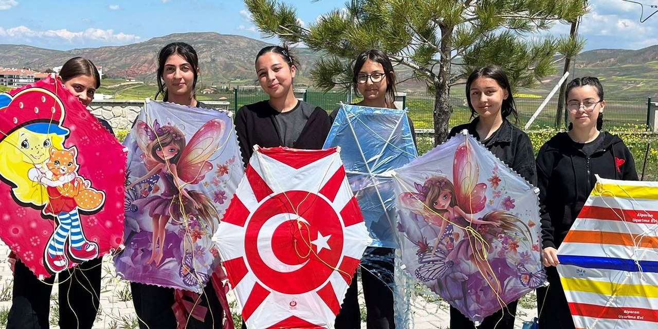 Delice'de öğrencilerin heyecanı yüzlerine yansıdı: Gökyüzünü uçurtmalarla süslediler