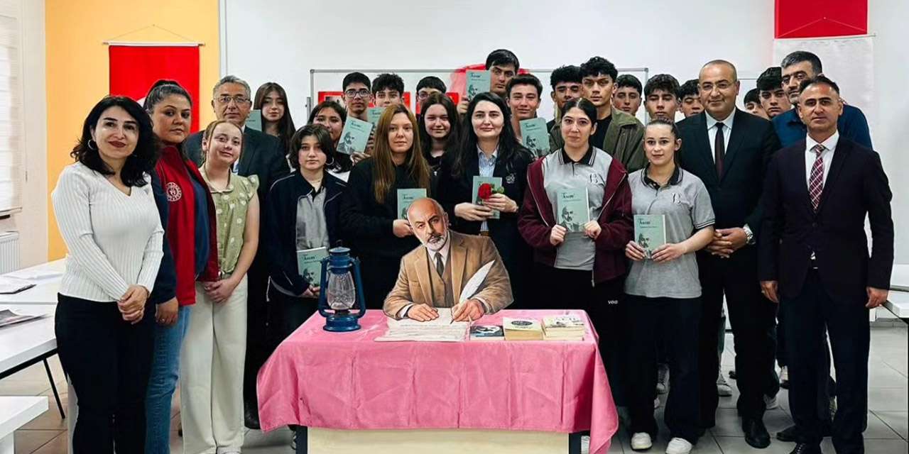 Liseli gençler Kaymakam Bozkır ile buluştu: Safahat'ın gençliğe mesajları konuşuldu