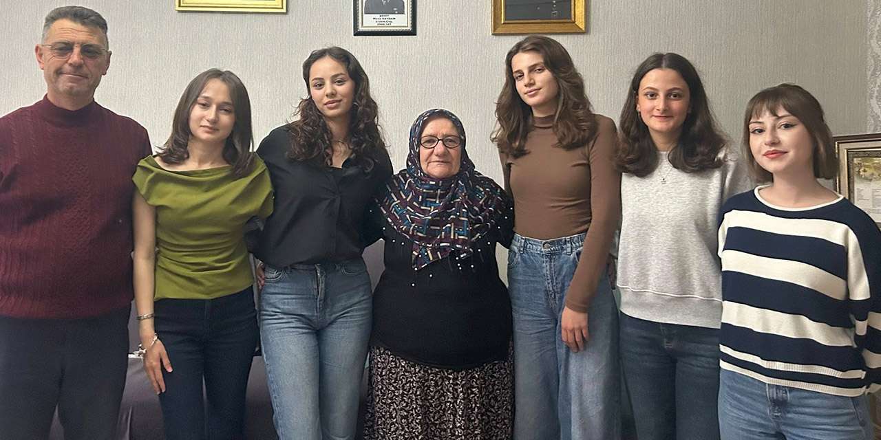 Kırıkkale'de üniversiteli gençlerden vefa örneği: Şehit Musa Saydam'ın annesine anlamlı ziyaret