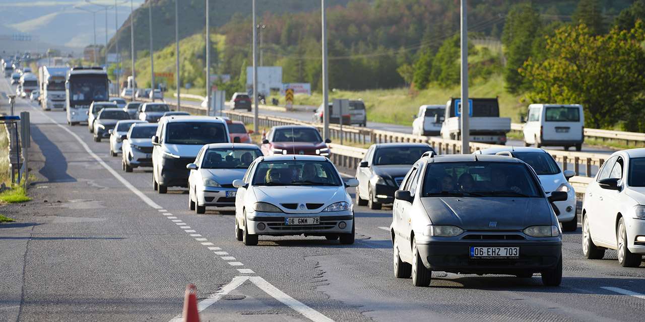 43 ilin geçiş noktasında büyük yoğunluk: Kilit kavşak Kırıkkale'de bayram trafiği başladı!