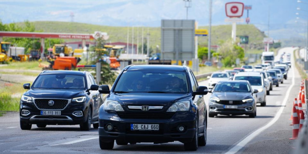 43 ilin geçiş noktasında trafik hareketliliği devam ediyor: Validen sürücülere emniyet kemeri ve hız uyarısı