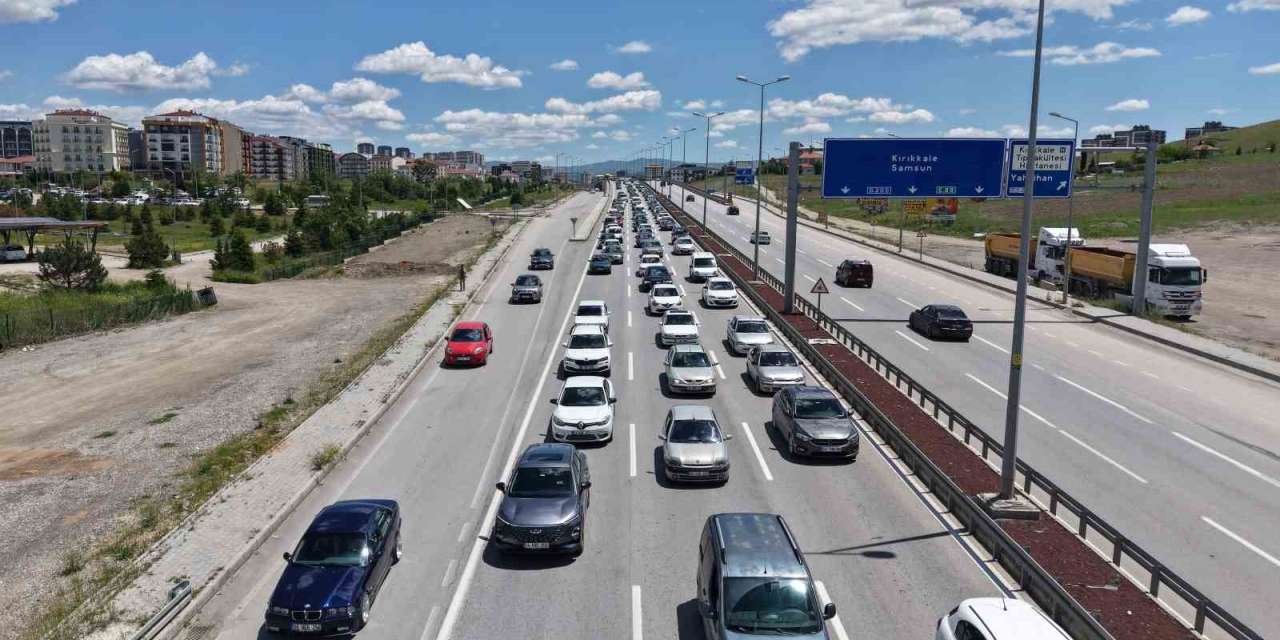 Tatilciler dönüş yolunda: 43 ilin bağlantı noktasında trafik yoğunluğu arttı