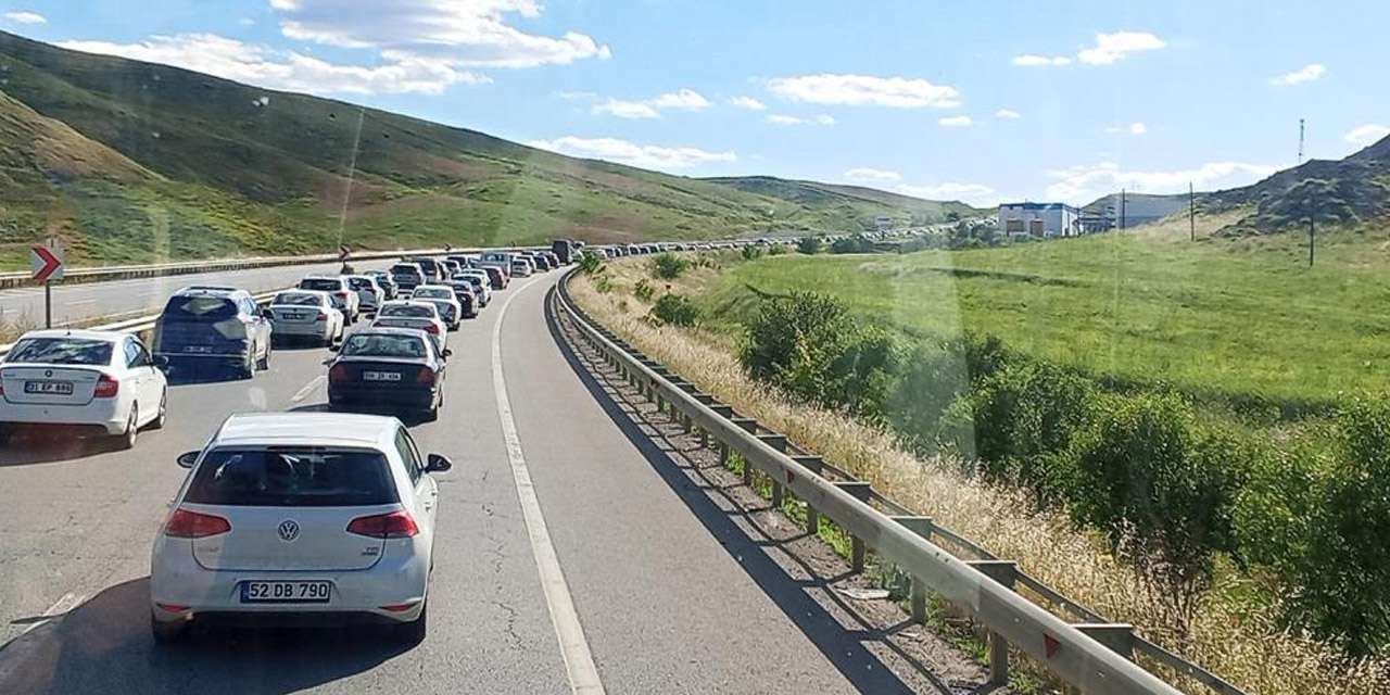 Karadeniz'den batıya dönenler buraya yığıldı: Kırıkkale sapağında 16 saatlik çile