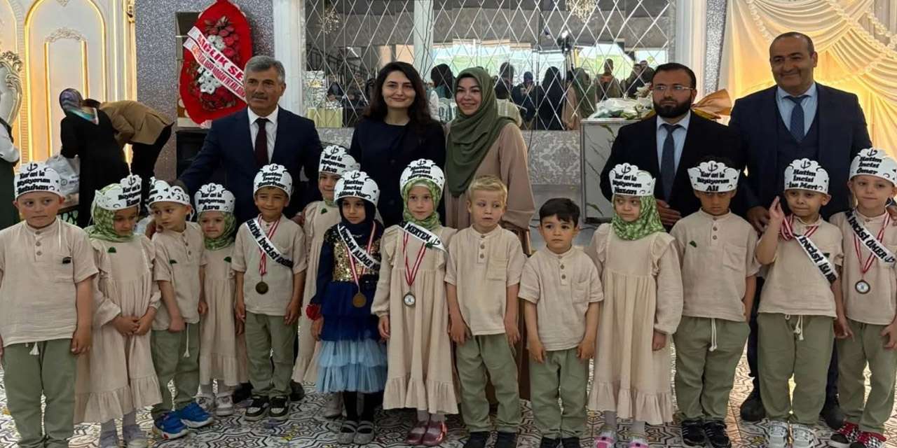 Protokol tam kadro oradaydı: Bahşılı'da okul öncesi Kur'an kurslarında mezuniyet coşkusu