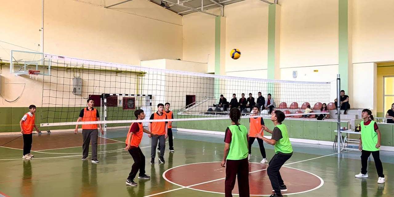 Karakeçili’de spor şöleni sona erdi: Kaymakamlık Kupası Voleybol Turnuvası’nda şampiyonlar kupasını aldı!