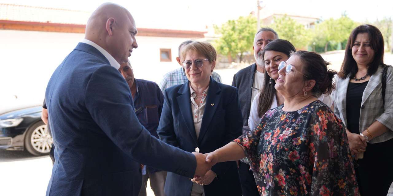 Karşıyaka Mahalle Konağı'nda gurur günü: Kadınların yıl sonu sergisi büyük beğeni topladı