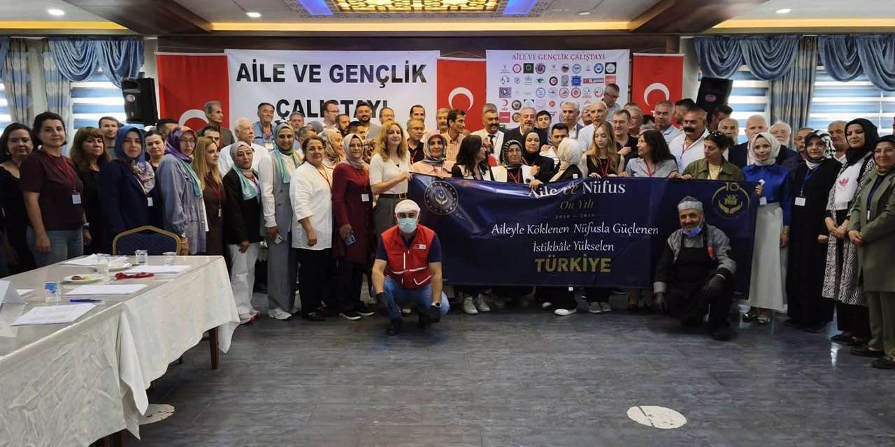 Kırıkkale'de dev organizasyon: Yeşilay, Aile ve Gençlik Çalıştayı'na tam kadro katıldı