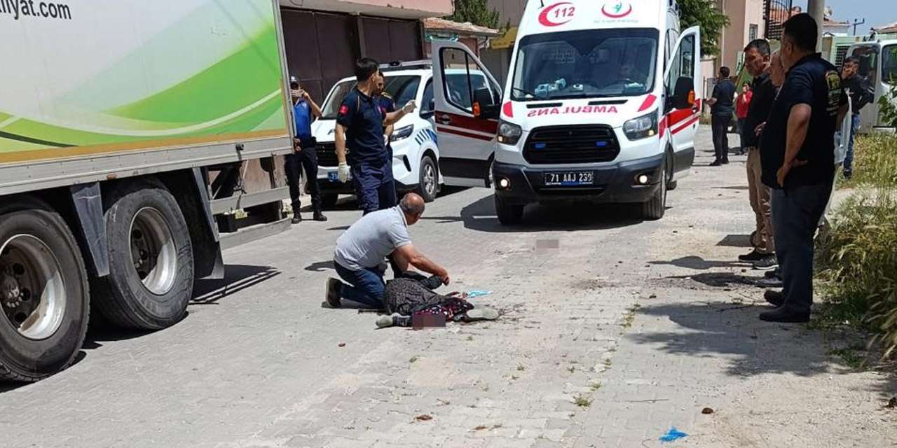 Kırıkkale'de kamyonun çarptığı yaşlı kadın hayatını kaybetti: Feci kaza kamerada