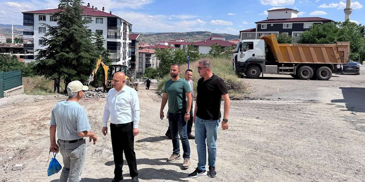 Başkan Ahmet Önal çalışmaları yerinde inceledi: Kurtuluş Mahallesi’nde asfalt seferberliği