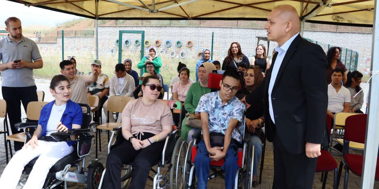 Yıl sonu şenliğinde muhteşem buluşma: Kırıkkale Belediye Başkanı Önal çocukların sevincine ortak oldu