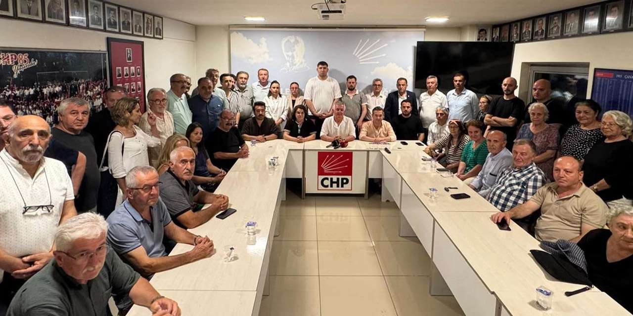 CHP’de fırtına kopuyor: Görevden alınan başkanlardan "Özgür Özel İrtibat Bürosu" hamlesi!
