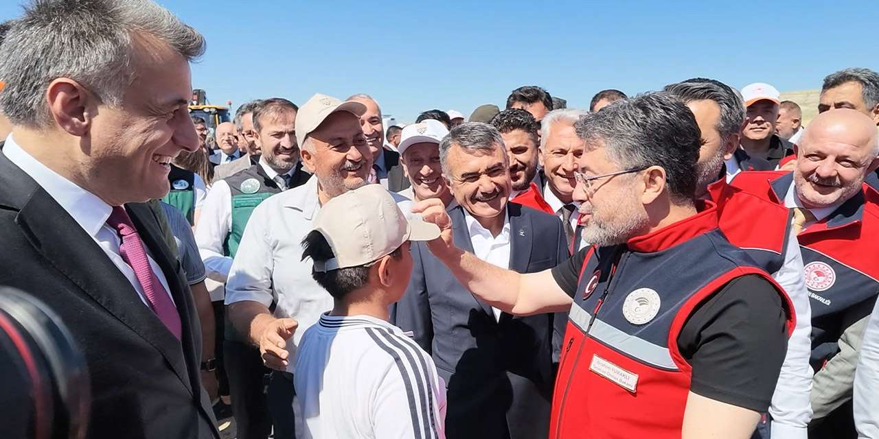 Kırıkkale’de gülümseten anlar: Bakan Yumaklı elini öpmek isteyen çocuğa ne dedi?