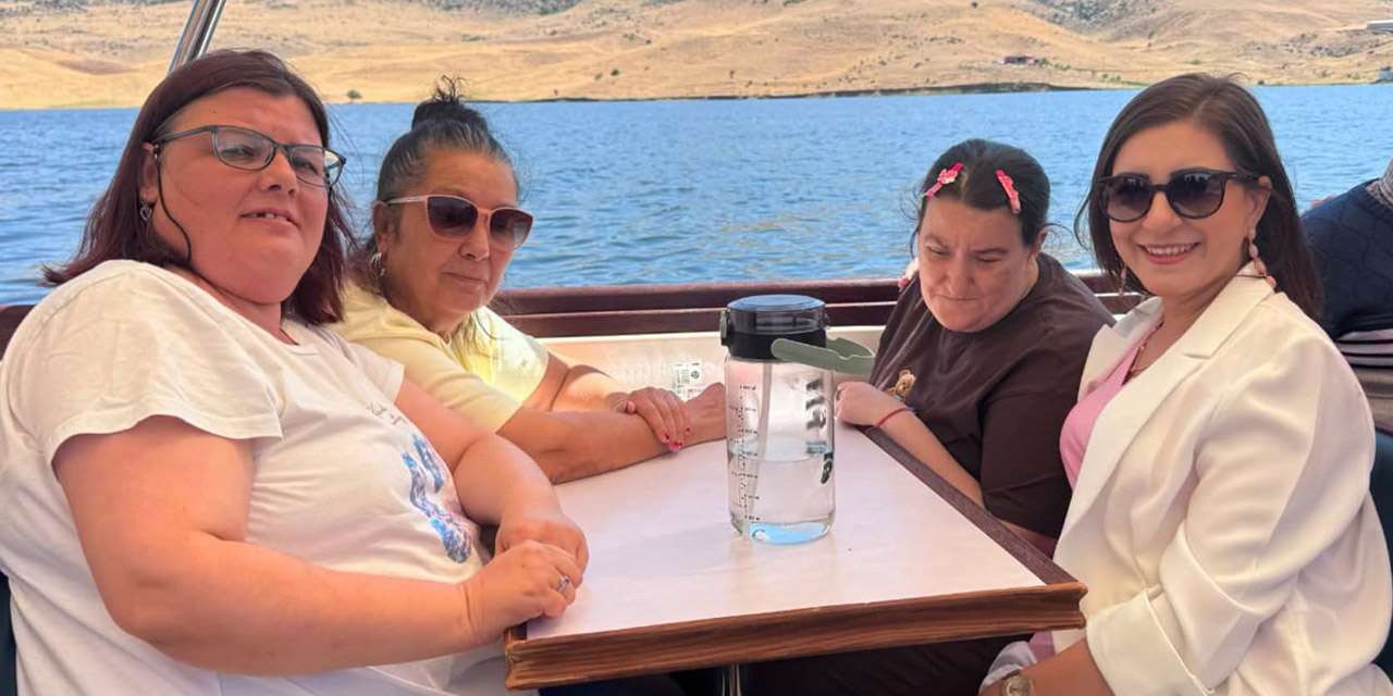 Kızılırmak'ta sevgi dolu yolculuk: Özel bireyler Çeşnigir Köprüsü'nde moral depoladı
