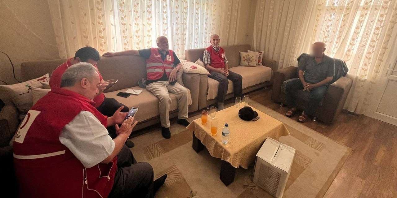 Kızılay Kırıkkale'de kapı kapı geziyor: Yaşlı çiftin yüzünü güldürdüler