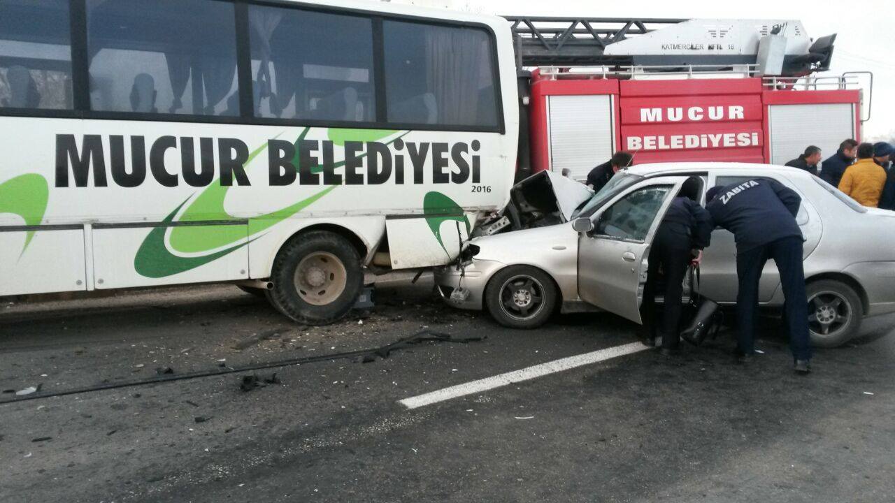 Otomobil ile otobüs çarpıştı