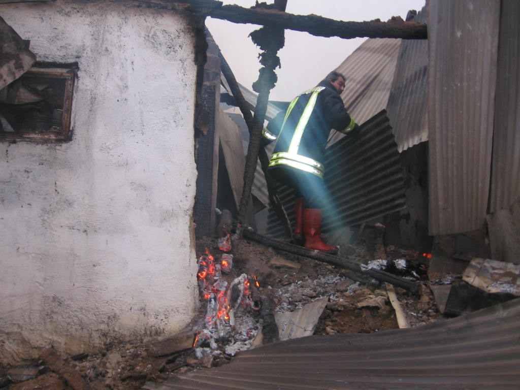 Sivrice'de iki ev tamamen yandı