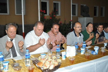 Elmadağ Belediyesi ve iş adamlarından anlamlı iftar yemeği