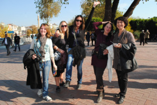 Fransız tiyatrocular, golf sonrası Antalya'nın tarihi ören yerlerini geziyor