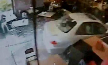 Fren yerine gaza basan kadın sürücü lokantaya daldı