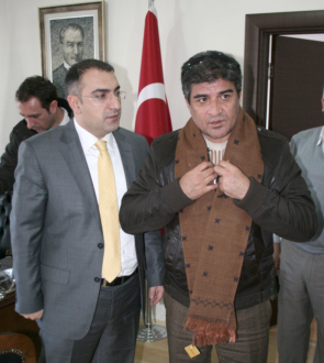 İbrahim Erkal, Başkan Cengiz'e 'Burnumda Tütüyorsun'u hediye etti