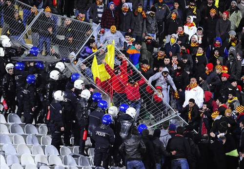 Karşıyaka - Göztepe, İzmir derbisinde bu defa 82 kişiyle gözaltı rekoru kırıldı