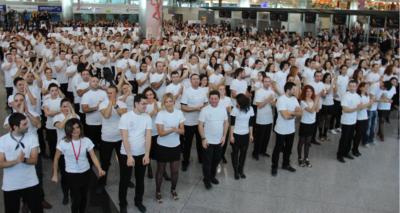 Havalimanında rekor kıran 200 dansçı, adını Guiness’e yazdırdı