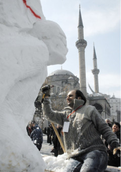 Heykeltıraşlar, şehir meydanında kardan heykel yaptı