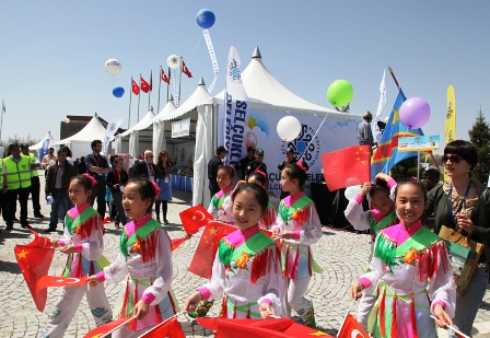 Dünya barışı için ‘El Ele’ tuvali