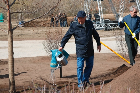Nazarbayev ‘Cumartesi Temizliği’ne katıldı