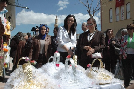 Unutulmaya yüz tutmuş el sanatları, Kadın Emek Pazarı'nda görücüye çıkıyor