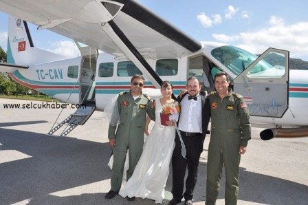 Havacılık tutkunu gençlerin nikahı gökyüzünde kıyıldı