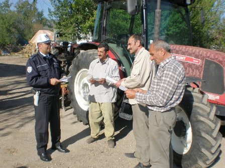 Turhal’daki traktör sürücüleri kazalara karşı bilgilendirildi
