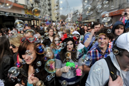 Binlerce Moskovalı, tarihi Arbat sokağında köpük balonu üfledi