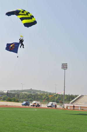 Paraşütçüler BAÜ'nün 20. kuruluş yılı etkinliklerinde gösteri yaptı