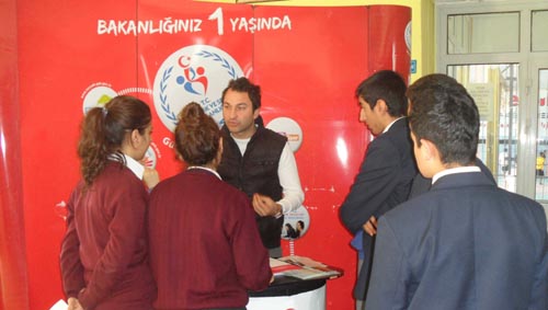 Tanıtım stantları okulları geziyor