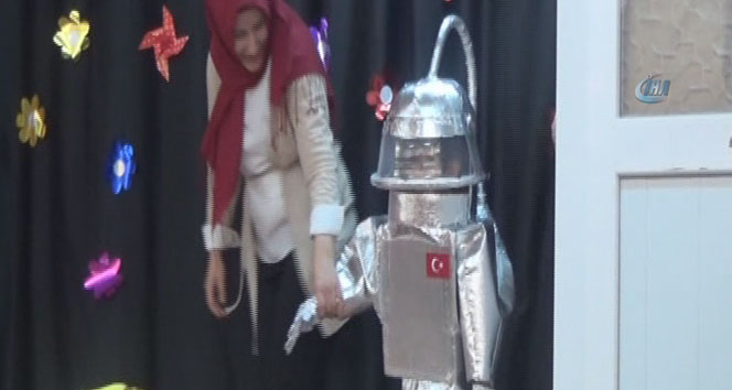 Çöp poşetinden etek, folyodan astronot kıyafeti