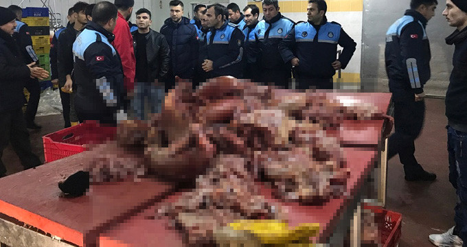 Adana'da Kaçak Kesimhaneye Operasyon! 2 Ton Tavuk Eti Ele Geçirildi