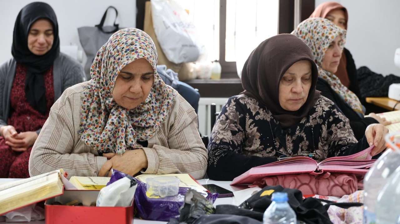 bu-konakta-her-gun-kadinlar-mukabele-icin-bulusuyor