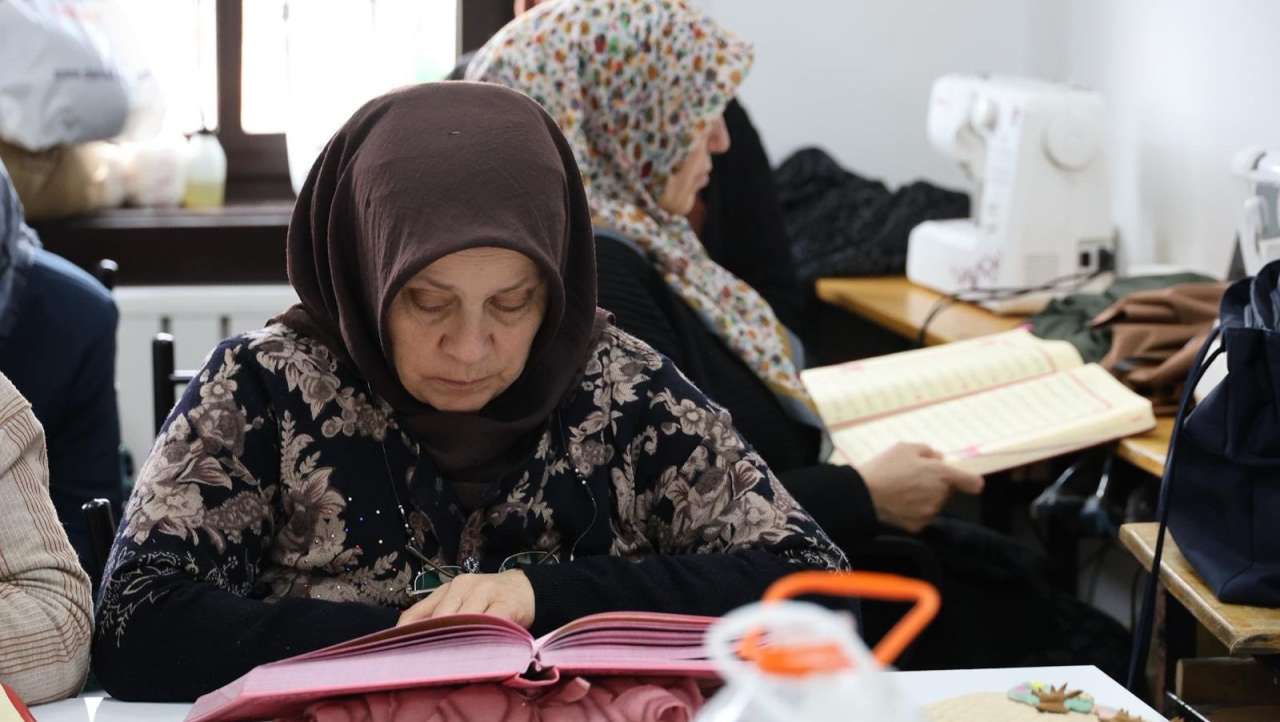 bu-konakta-her-gun-kadinlar-mukabele-icin-bulusuyor