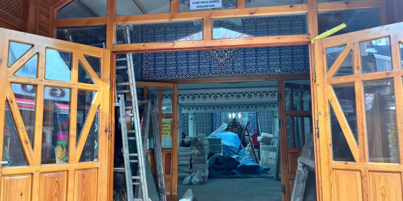 azapoglu-camii-mihrap-minber-tadilat-goruntusu