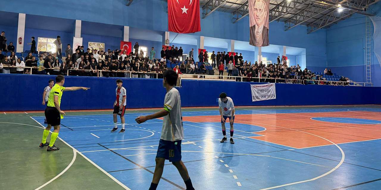 sehit-ramazan-akcadag-spor-salonu-futsal-maci