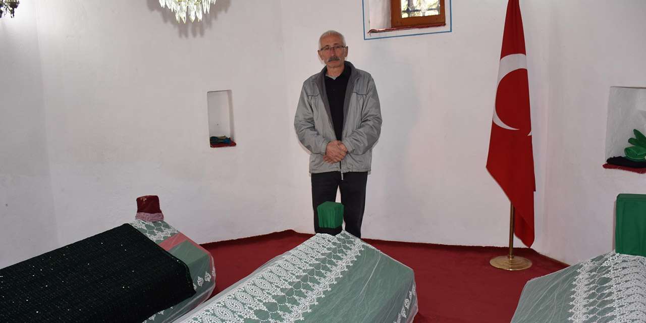 hasandede-koyu-ziyaretciler-mekke-tasi-dua