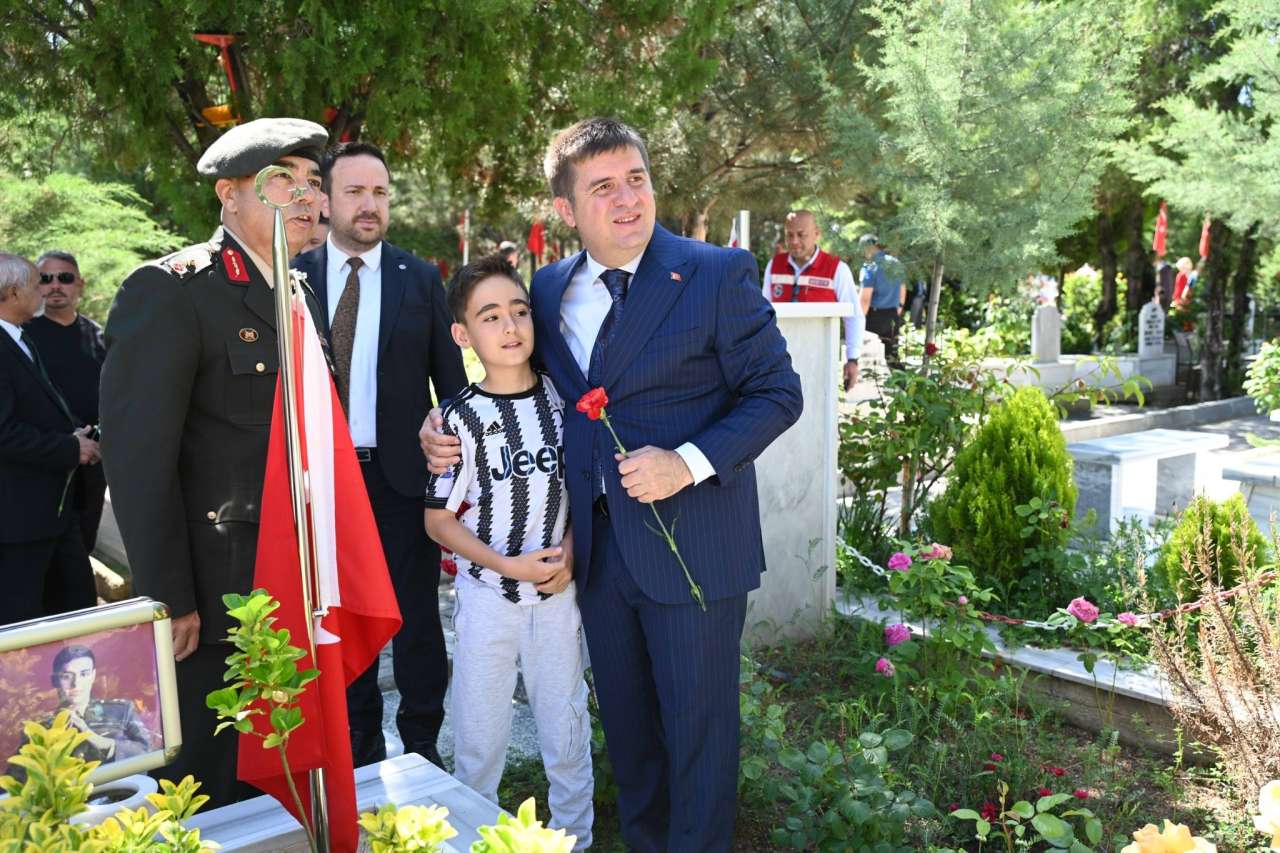 h-engin-sariibrahim-sehit-kabirlerine-karanfil-birakti