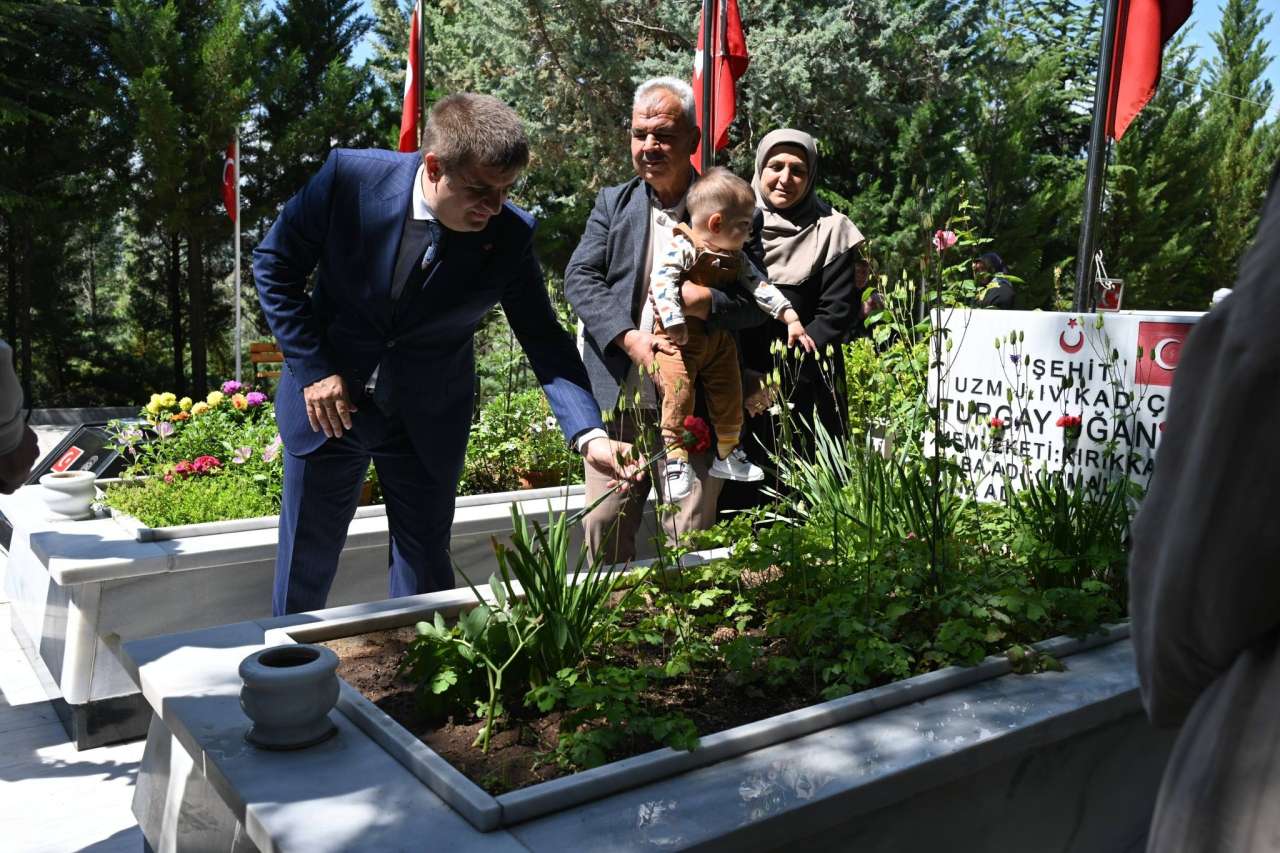 h-engin-sariibrahim-sehit-kabirlerine-karanfil-birakti