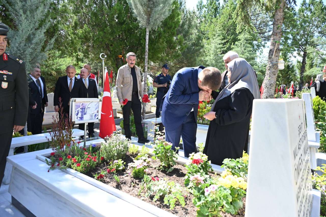 h-engin-sariibrahim-sehit-kabirlerine-karanfil-birakti