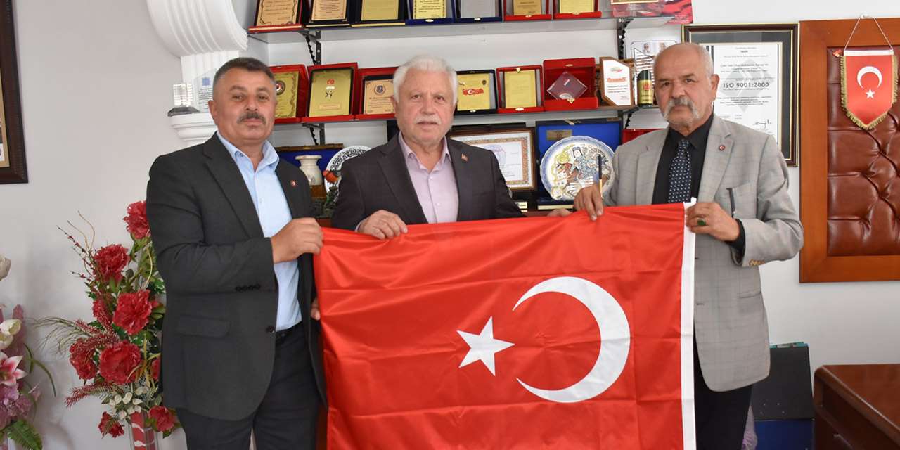 mumtaz-torunlu-yakup-soyutemiz-ramazan-cetine-bayrak-hediyesi