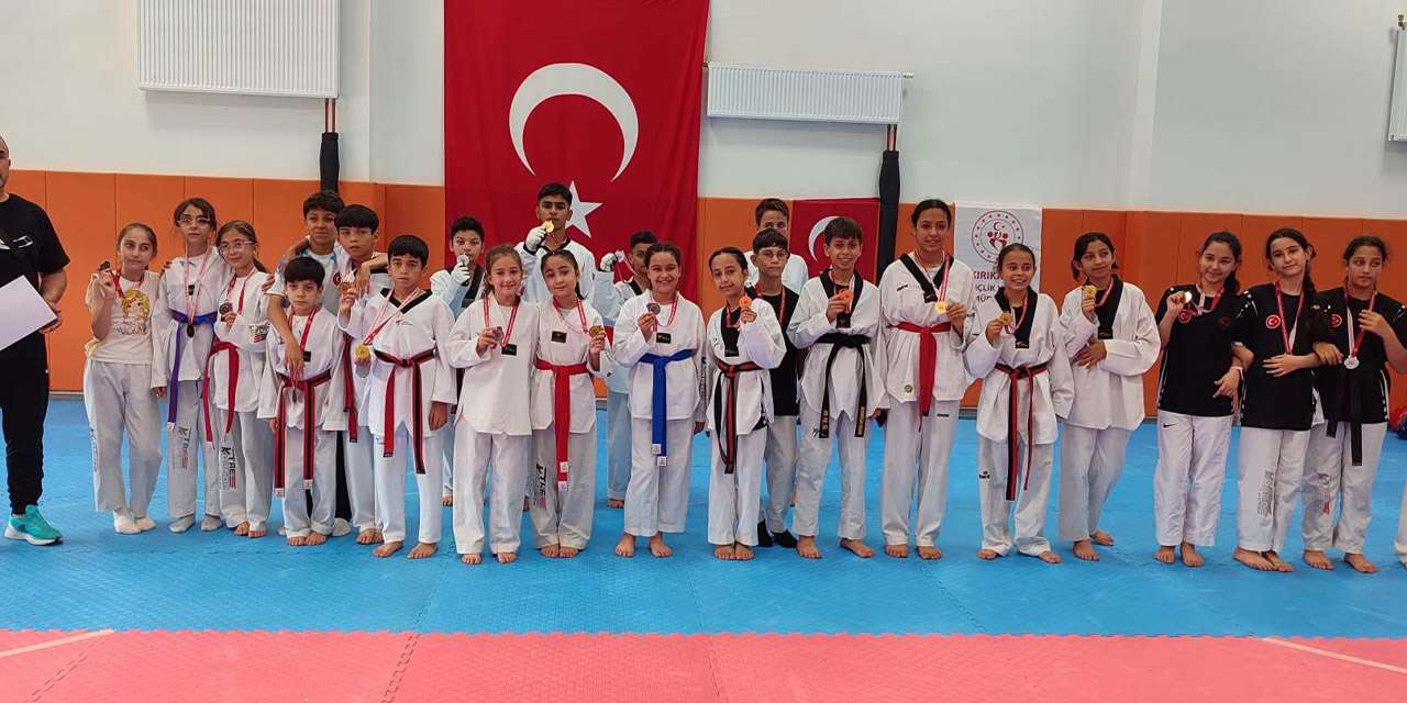 kirikkale-yeni-spor-kompleksi-minikler-taekwondo-turnuvasi